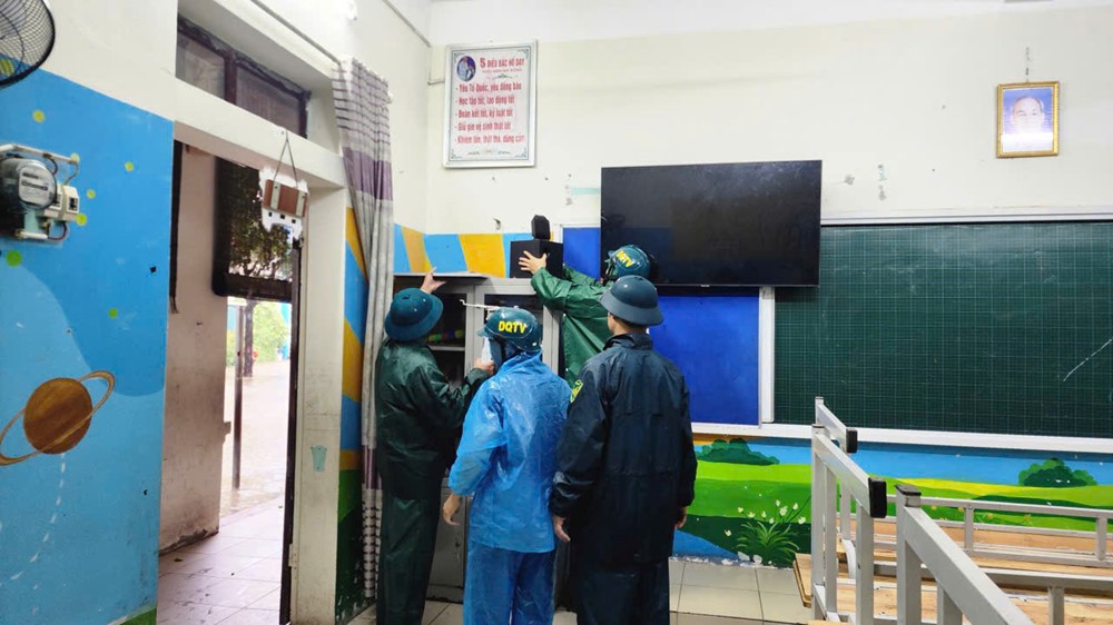 Phường Sơn Tây hỗ trợ người dân ứng phó với ảnh hưởng của bão số 5 - ảnh 4