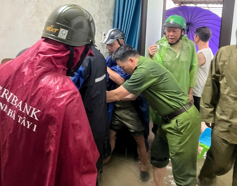 Phường Sơn Tây hỗ trợ người dân ứng phó với ảnh hưởng của bão số 5 - ảnh 7