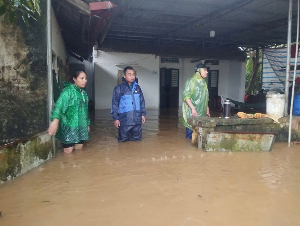 Phường Tùng Thiện triển khai nhiều biện pháp khắc phục ảnh hưởng mưa bão số 5 - ảnh 3