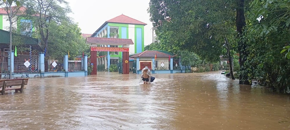 Phường Tùng Thiện triển khai nhiều biện pháp khắc phục ảnh hưởng mưa bão số 5 - ảnh 2