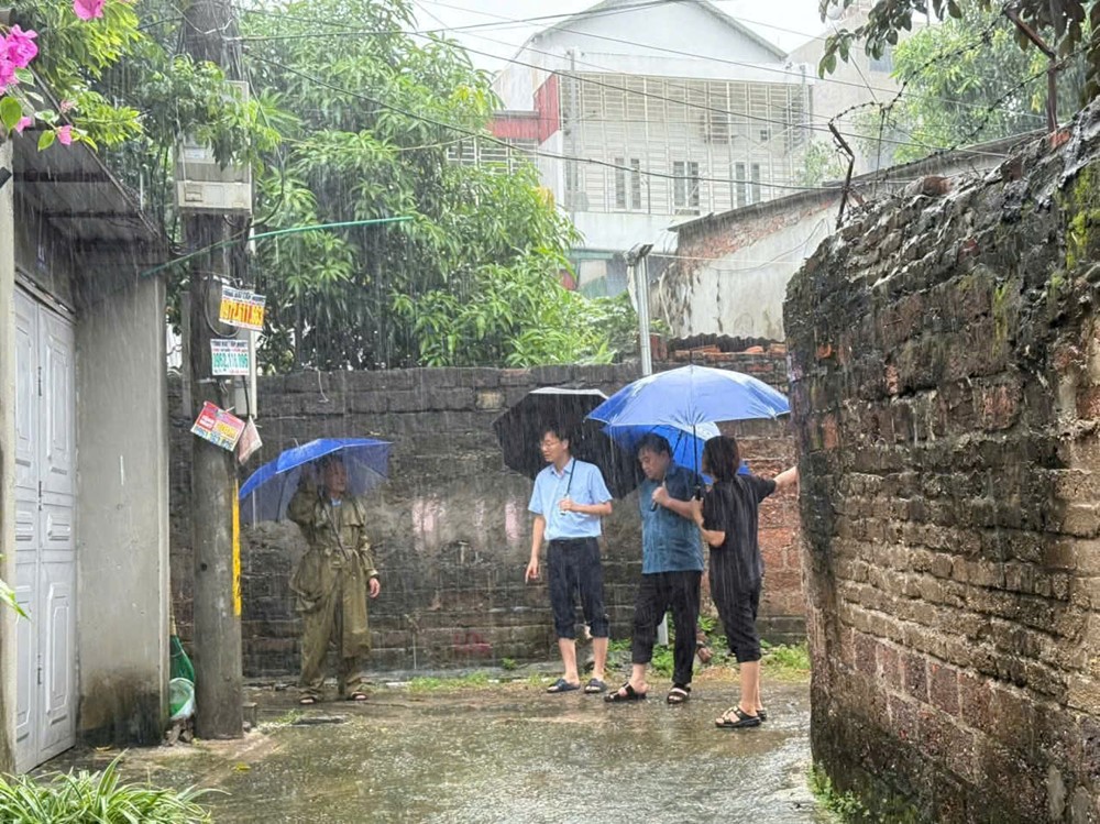 Phường Tùng Thiện triển khai nhiều biện pháp khắc phục ảnh hưởng mưa bão số 5 - ảnh 1