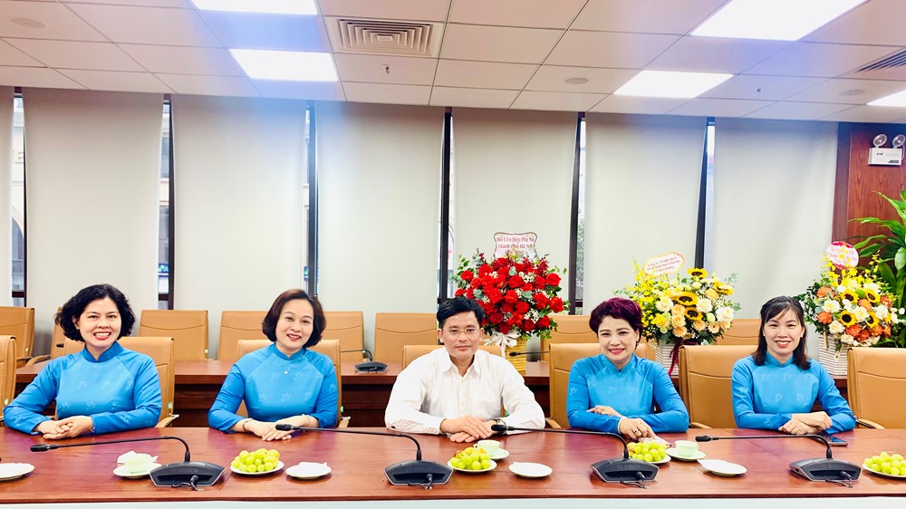 Hội LHPN Hà Nội chúc mừng các sở, ngành nhân kỷ niệm 80 năm ngày truyền thống - ảnh 6