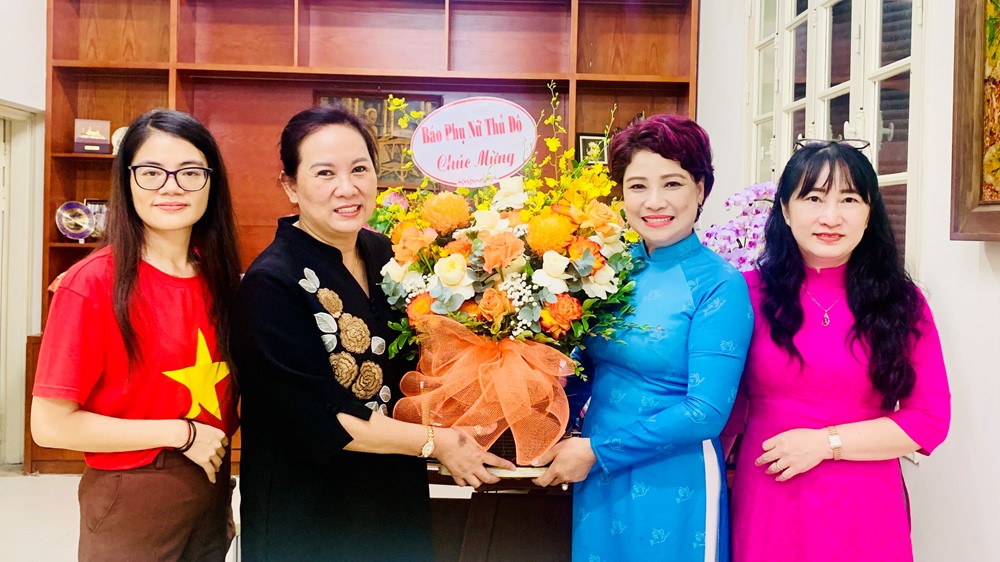 Hội LHPN Hà Nội chúc mừng các sở, ngành nhân kỷ niệm 80 năm ngày truyền thống - ảnh 7
