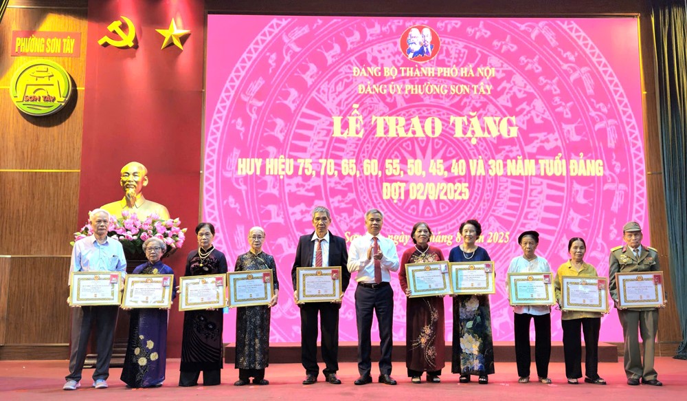 123 đảng viên phường Sơn Tây nhận Huy hiệu Đảng - ảnh 3