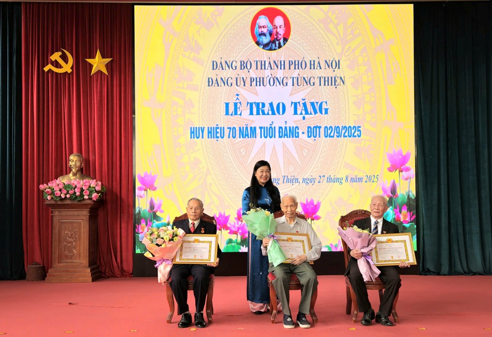 Chủ tịch Ủy ban MTTQ Việt Nam TP Hà Nội Nguyễn Lan Hương trao Huy hiệu Đảng tại phường Tùng Thiện - ảnh 3