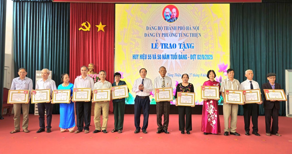 Chủ tịch Ủy ban MTTQ Việt Nam TP Hà Nội Nguyễn Lan Hương trao Huy hiệu Đảng tại phường Tùng Thiện - ảnh 5