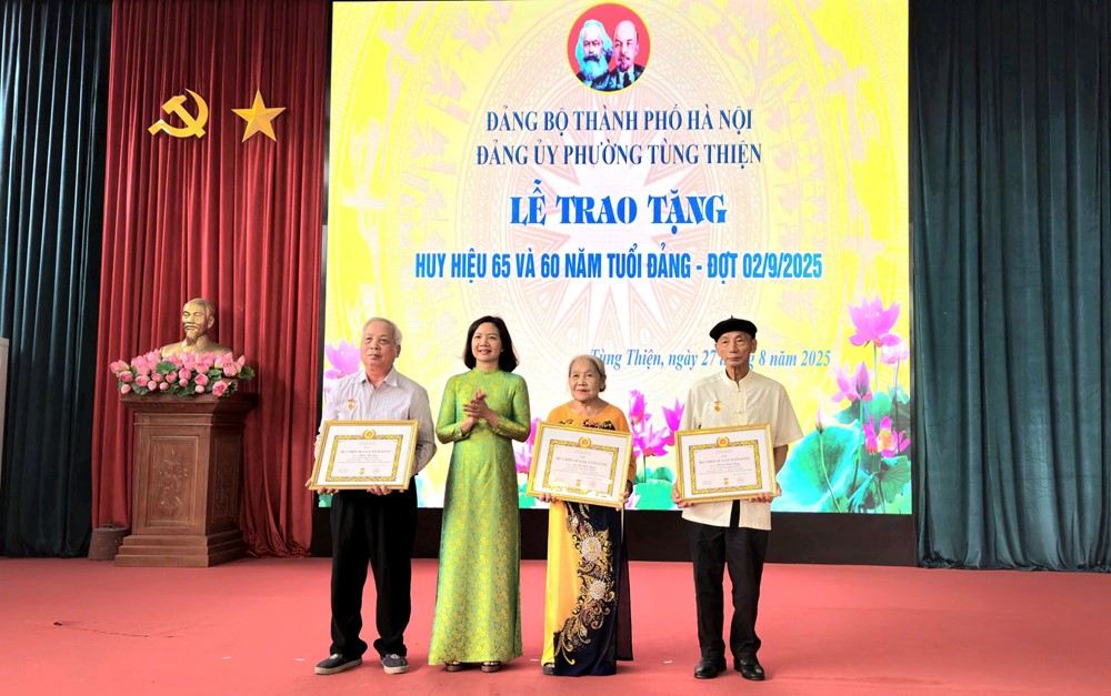 Chủ tịch Ủy ban MTTQ Việt Nam TP Hà Nội Nguyễn Lan Hương trao Huy hiệu Đảng tại phường Tùng Thiện - ảnh 4