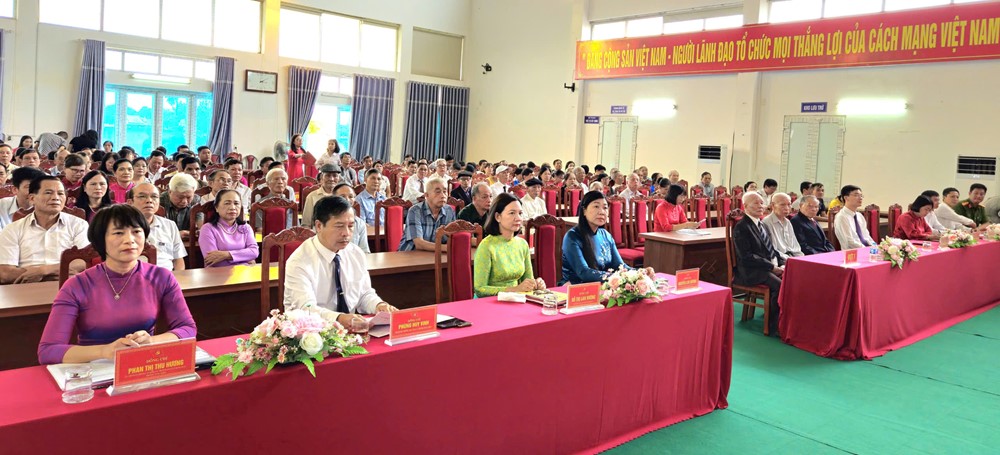 Chủ tịch Ủy ban MTTQ Việt Nam TP Hà Nội Nguyễn Lan Hương trao Huy hiệu Đảng tại phường Tùng Thiện - ảnh 1