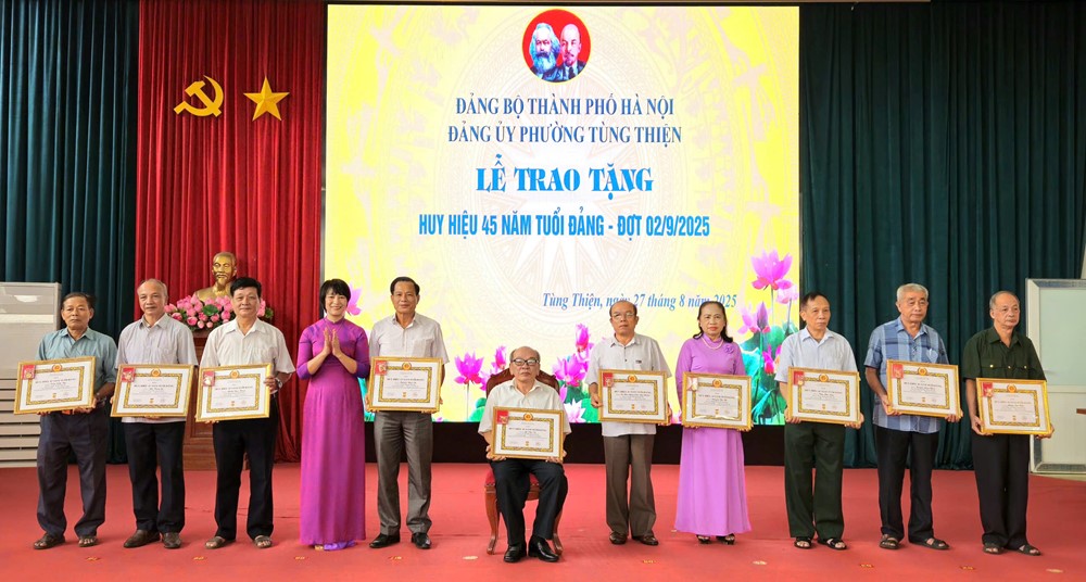 Chủ tịch Ủy ban MTTQ Việt Nam TP Hà Nội Nguyễn Lan Hương trao Huy hiệu Đảng tại phường Tùng Thiện - ảnh 7