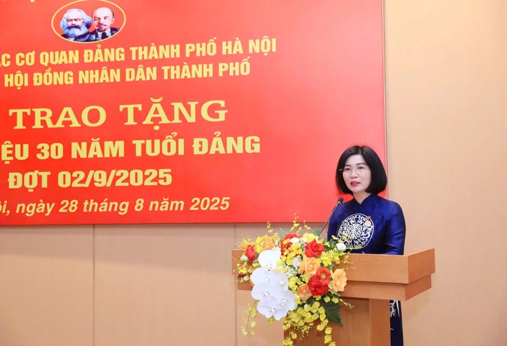 Phó Chủ tịch Thường trực HĐND TP Hà Nội Phùng Thị Hồng Hà nhận Huy hiệu 30 năm tuổi Đảng - ảnh 4