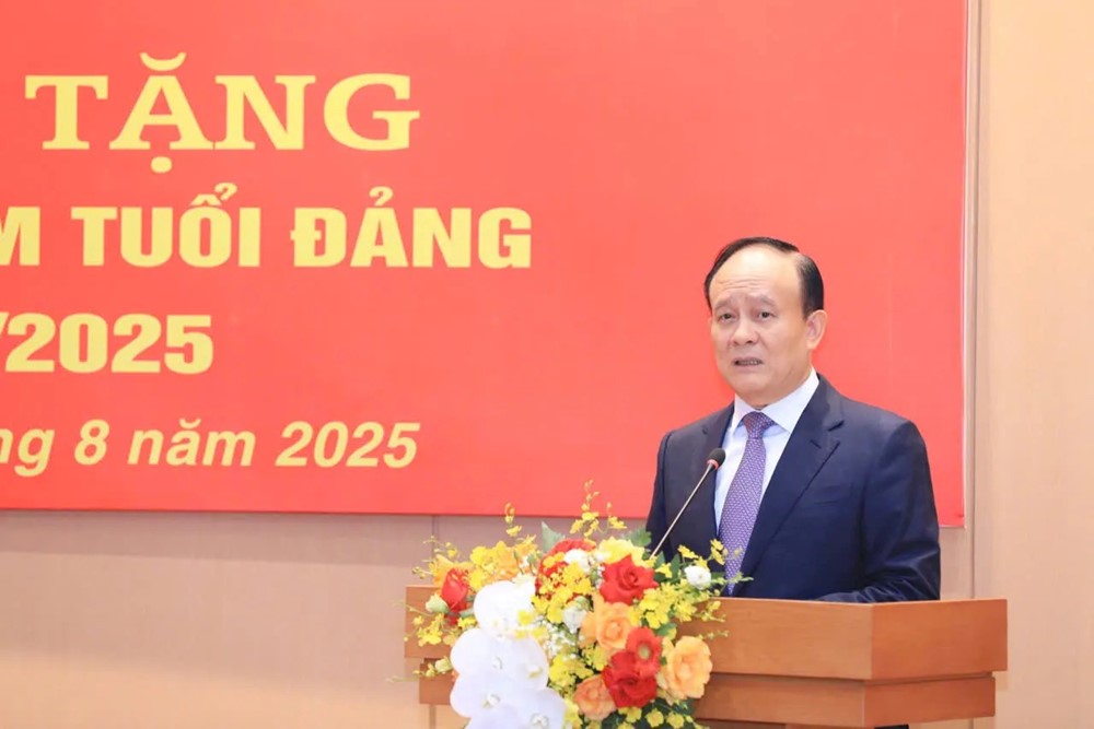 Phó Chủ tịch Thường trực HĐND TP Hà Nội Phùng Thị Hồng Hà nhận Huy hiệu 30 năm tuổi Đảng - ảnh 2