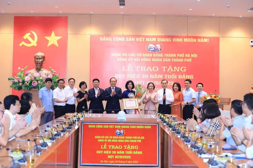 Phó Chủ tịch Thường trực HĐND TP Hà Nội Phùng Thị Hồng Hà nhận Huy hiệu 30 năm tuổi Đảng - ảnh 1
