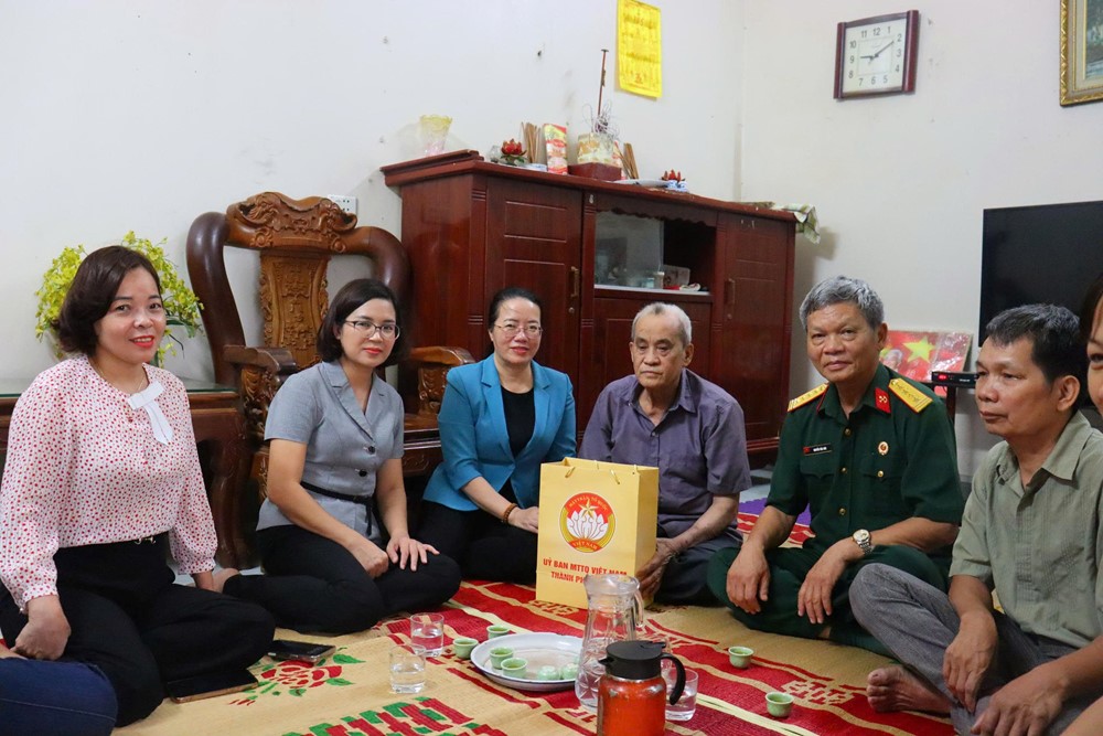 Tặng quà cho hội viên nông dân, cựu chiến binh, phụ nữ khó khăn xã Quang Minh - ảnh 2