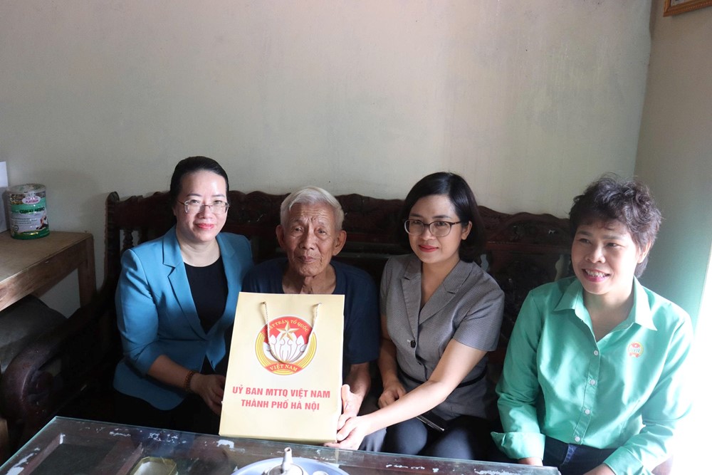 Tặng quà cho hội viên nông dân, cựu chiến binh, phụ nữ khó khăn xã Quang Minh - ảnh 4