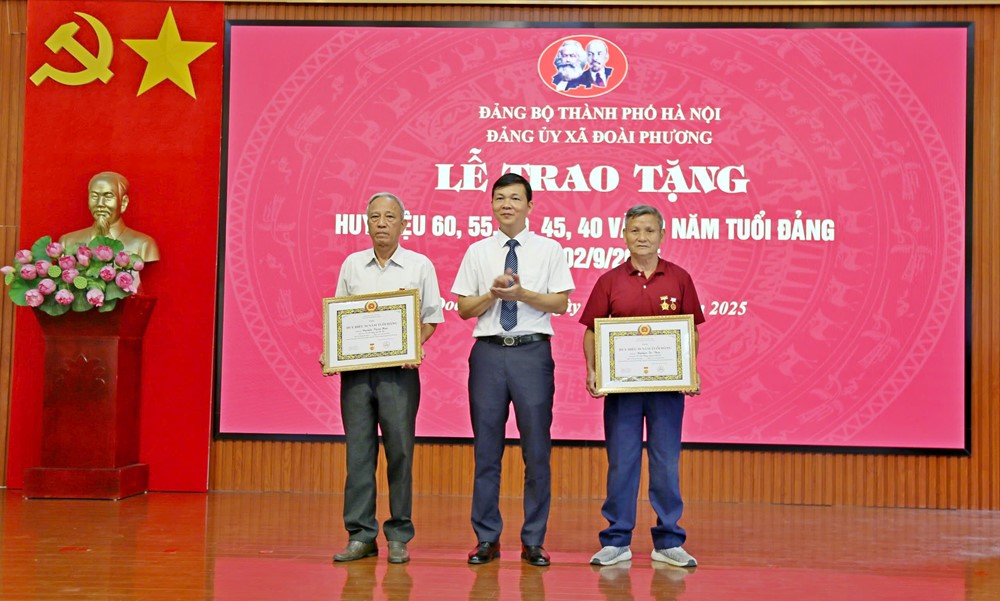 Xã Đoài Phương trao Huy hiệu Đảng tặng các đảng viên  - ảnh 5