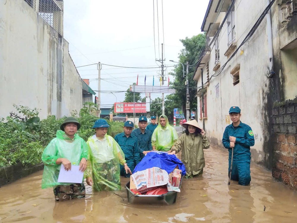 Xã Đoài Phương: Thăm hỏi, tặng qua các hộ dân bị ngập lụt - ảnh 2
