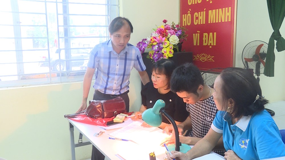 Người dân xã Vân Đình phấn khởi nhận tiền quà Tết độc lập - ảnh 1