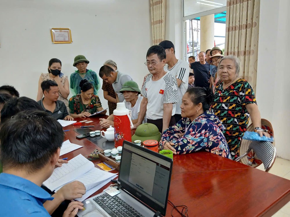 Người dân xã Vân Đình phấn khởi nhận tiền quà Tết độc lập - ảnh 3
