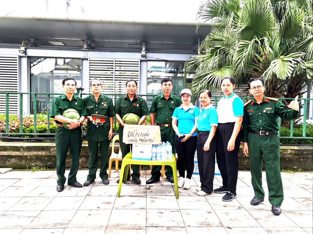 Phường​ Yên Nghĩa phát nước miễn phí, lan tỏa tinh thần đoàn kết dịp Quốc khánh 2/9 - ảnh 9