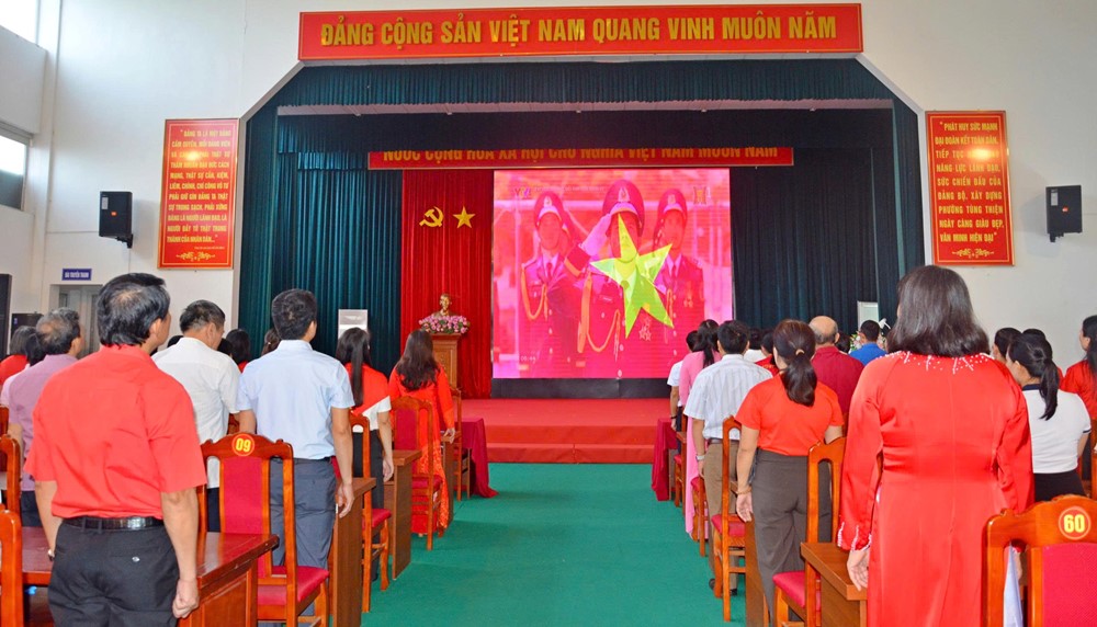 Cán bộ và nhân dân phường Tùng Thiện theo dõi diễu binh, diễu hành qua màn hình led - ảnh 2