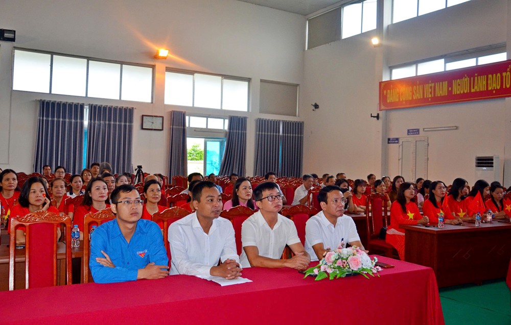 Cán bộ và nhân dân phường Tùng Thiện theo dõi diễu binh, diễu hành qua màn hình led - ảnh 3