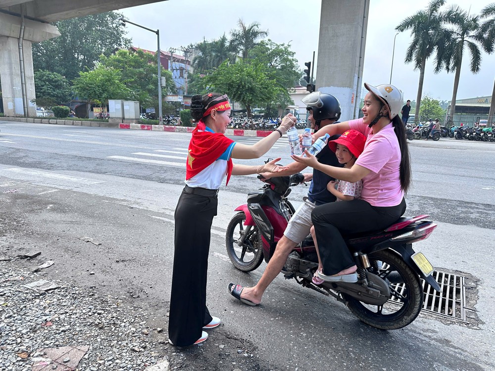 Phường​ Yên Nghĩa phát nước miễn phí, lan tỏa tinh thần đoàn kết dịp Quốc khánh 2/9 - ảnh 6