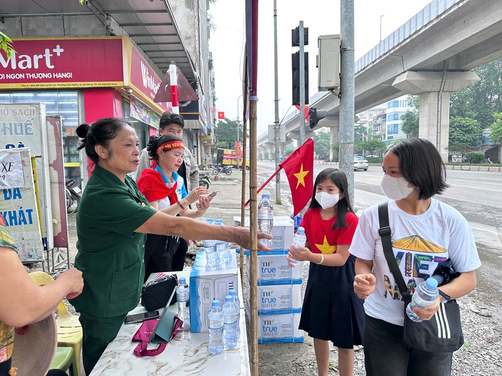 Phường​ Yên Nghĩa phát nước miễn phí, lan tỏa tinh thần đoàn kết dịp Quốc khánh 2/9 - ảnh 7