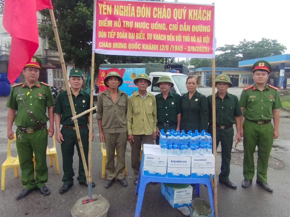 Phường​ Yên Nghĩa phát nước miễn phí, lan tỏa tinh thần đoàn kết dịp Quốc khánh 2/9 - ảnh 1