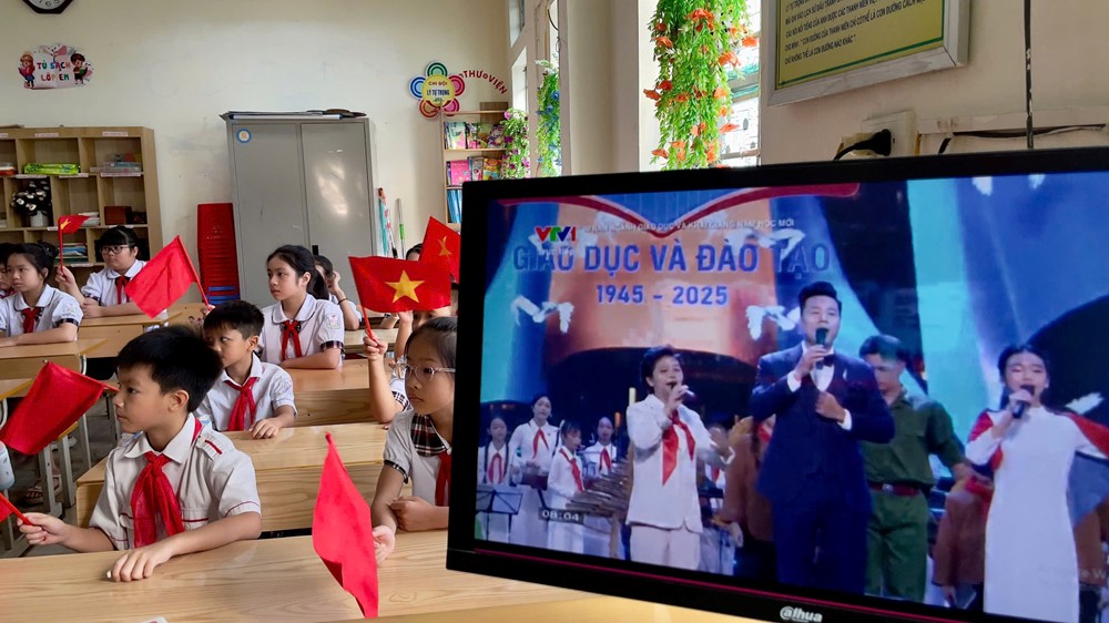 Sơn Tây tưng bừng khai giảng năm học mới 2025-2026 - ảnh 9