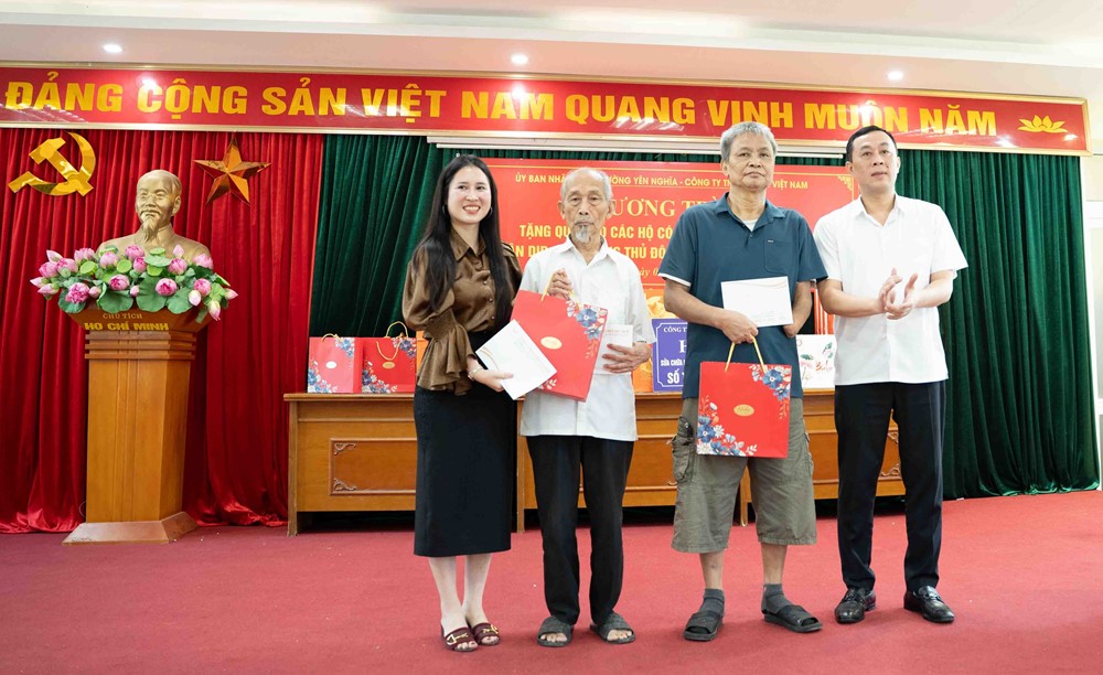 Phường Yên Nghĩa trao hơn 100 suất quà tặng các gia đình có hoàn cảnh khó khăn - ảnh 6