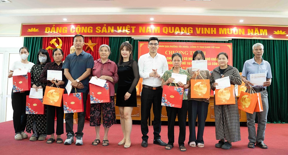 Phường Yên Nghĩa trao hơn 100 suất quà tặng các gia đình có hoàn cảnh khó khăn - ảnh 8