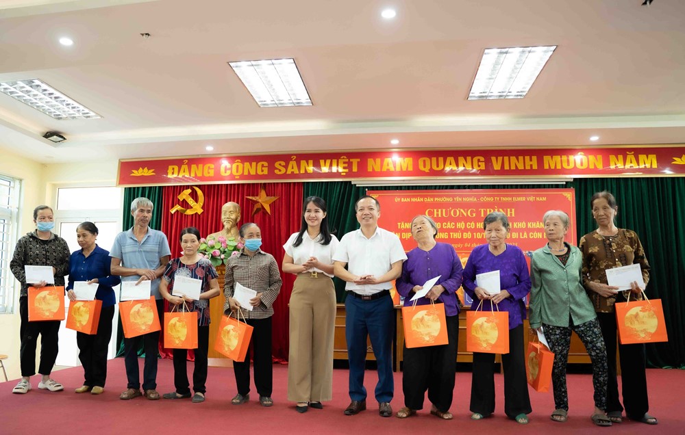 Phường Yên Nghĩa trao hơn 100 suất quà tặng các gia đình có hoàn cảnh khó khăn - ảnh 10