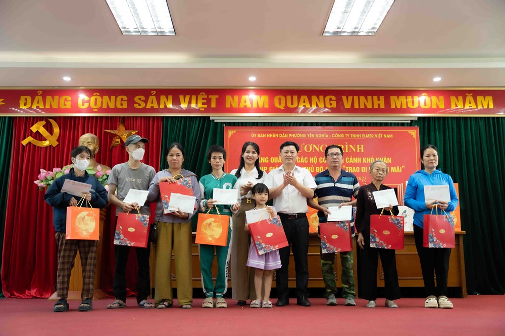 Phường Yên Nghĩa trao hơn 100 suất quà tặng các gia đình có hoàn cảnh khó khăn - ảnh 11