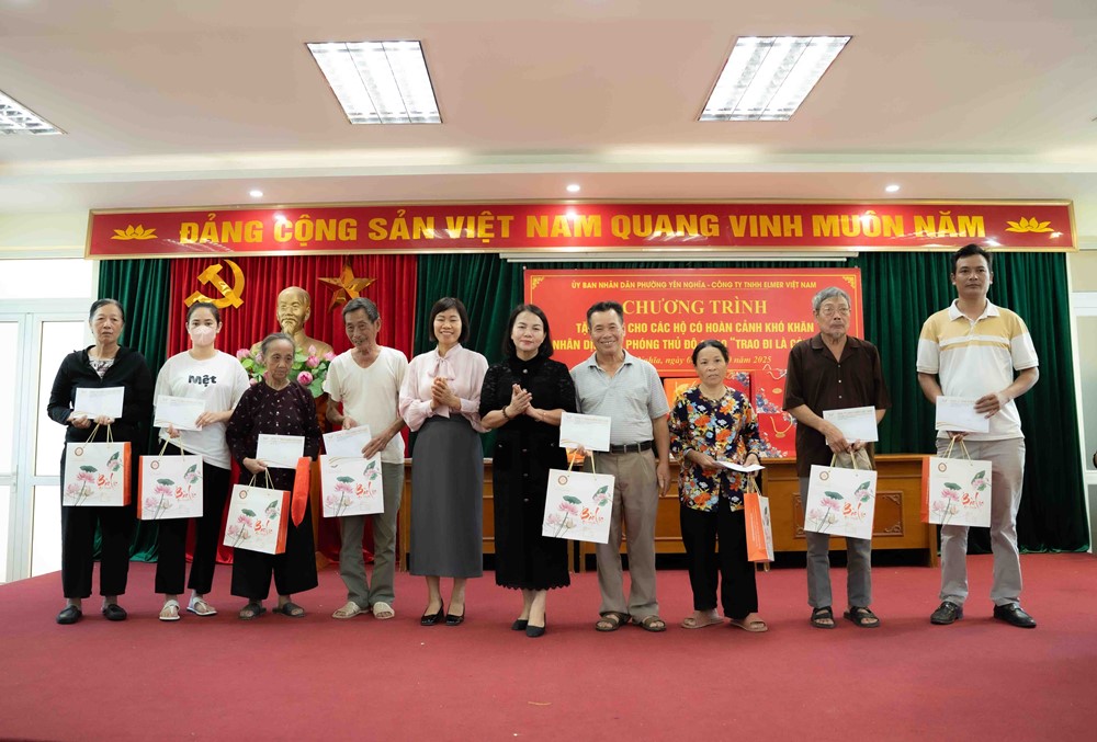 Phường Yên Nghĩa trao hơn 100 suất quà tặng các gia đình có hoàn cảnh khó khăn - ảnh 12