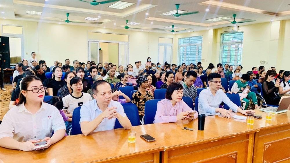Phường Yên Nghĩa trao hơn 100 suất quà tặng các gia đình có hoàn cảnh khó khăn - ảnh 2