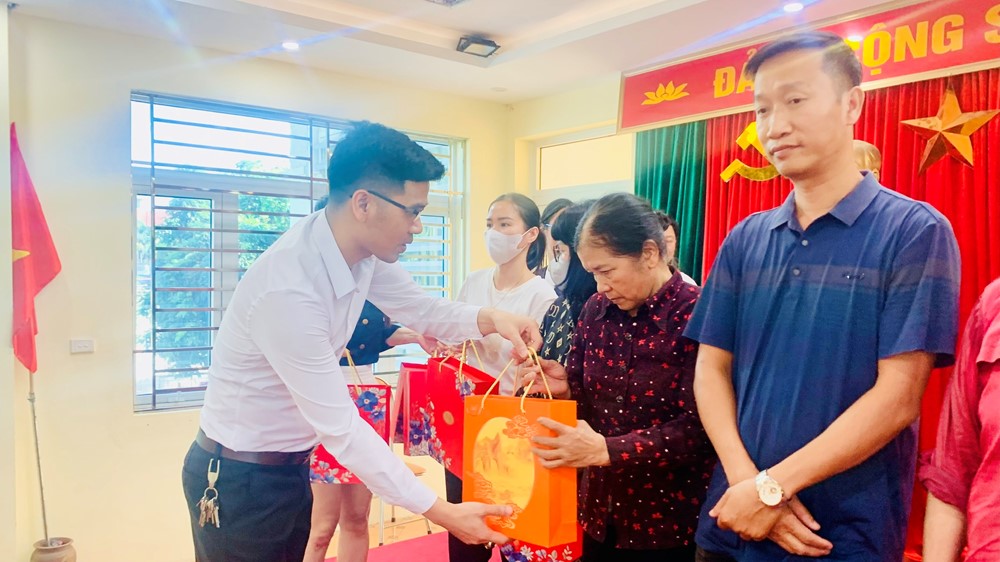 Phường Yên Nghĩa trao hơn 100 suất quà tặng các gia đình có hoàn cảnh khó khăn - ảnh 7