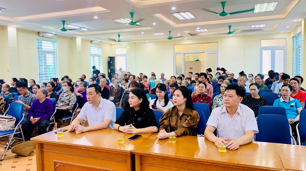 Phường Yên Nghĩa trao hơn 100 suất quà tặng các gia đình có hoàn cảnh khó khăn - ảnh 1
