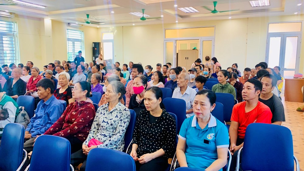 Phường Yên Nghĩa trao hơn 100 suất quà tặng các gia đình có hoàn cảnh khó khăn - ảnh 4