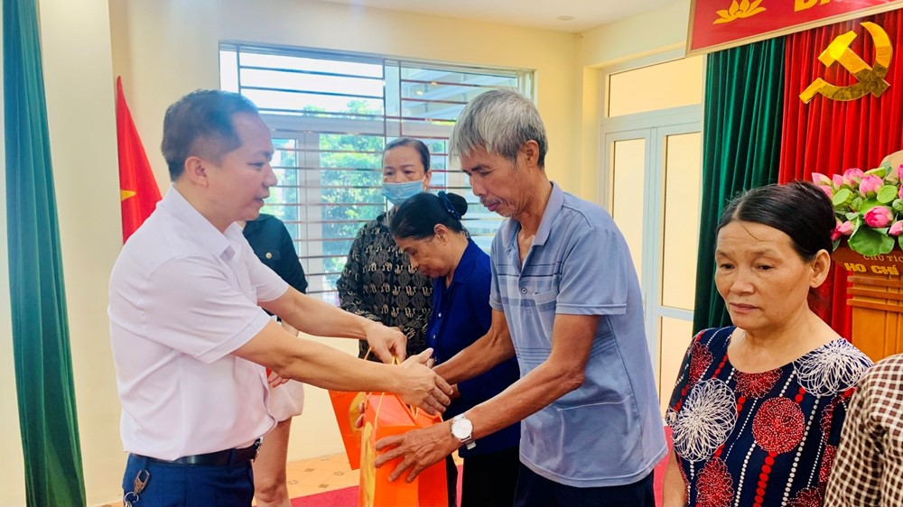 Phường Yên Nghĩa trao hơn 100 suất quà tặng các gia đình có hoàn cảnh khó khăn - ảnh 9