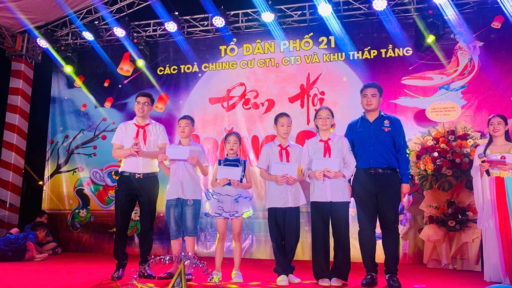 Phường Yên Nghĩa sôi động Đêm hội Trăng rằm, nhiều phần quà ý nghĩa đến với trẻ em - ảnh 4