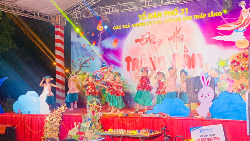 Phường Yên Nghĩa sôi động Đêm hội Trăng rằm, nhiều phần quà ý nghĩa đến với trẻ em - ảnh 5