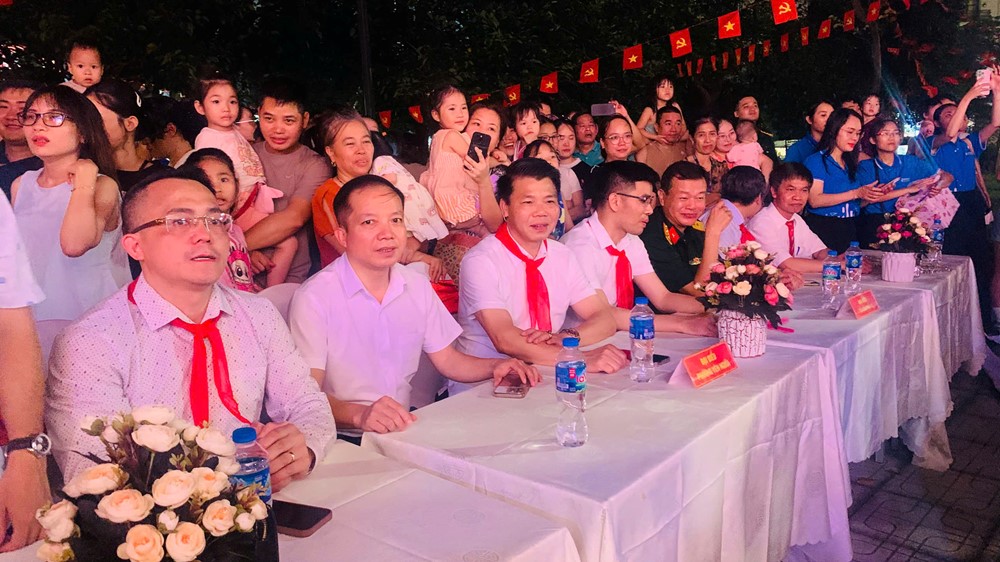 Phường Yên Nghĩa sôi động Đêm hội Trăng rằm, nhiều phần quà ý nghĩa đến với trẻ em - ảnh 1