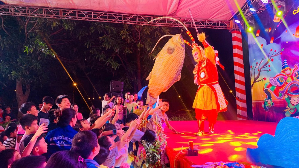 Phường Yên Nghĩa sôi động Đêm hội Trăng rằm, nhiều phần quà ý nghĩa đến với trẻ em - ảnh 6