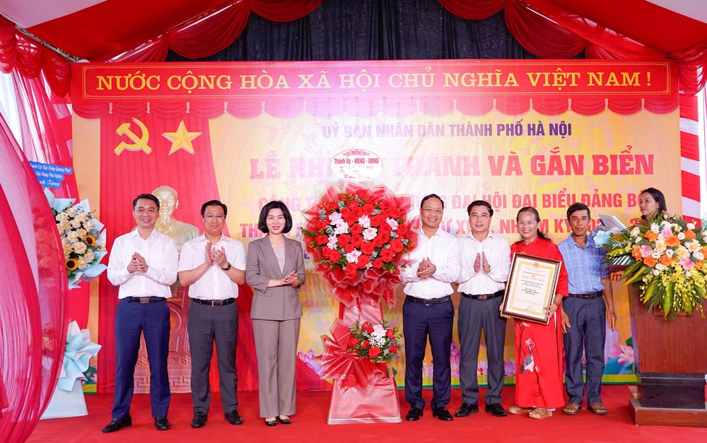 Ứng Hoà: Khánh thành và gắn biển công trình Tu bổ, tôn tạo di tích Đền Trung Thượng - ảnh 2