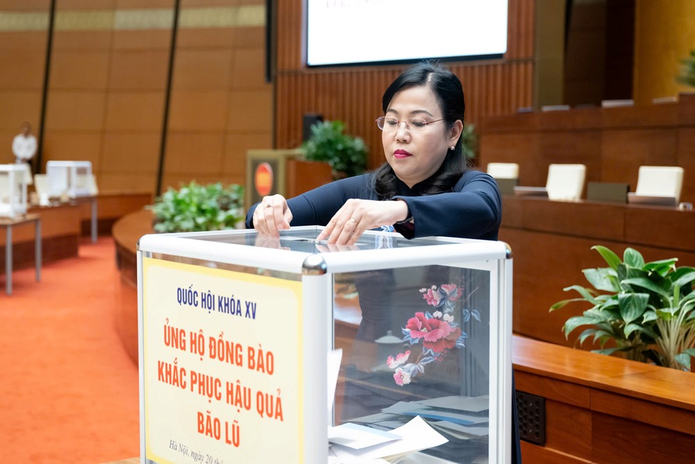 Đại biểu Quốc hội ủng hộ đồng bào khắc phục hậu quả mưa bão - ảnh 7