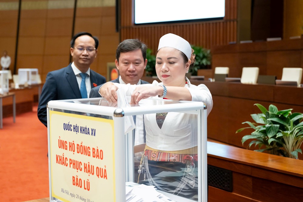 Đại biểu Quốc hội ủng hộ đồng bào khắc phục hậu quả mưa bão - ảnh 8