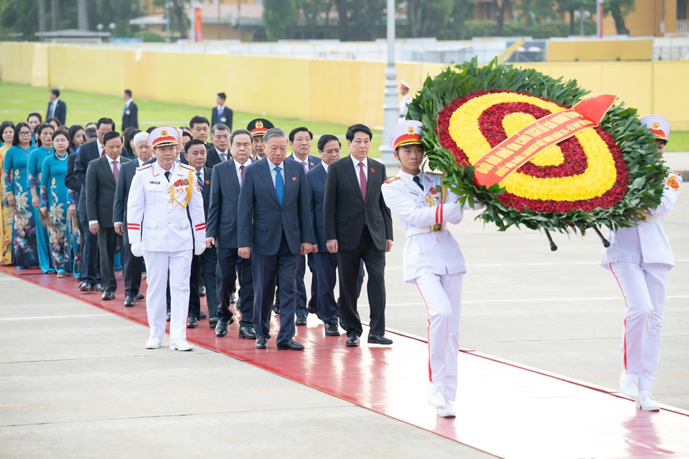 Các đại biểu Quốc hội vào Lăng viếng Chủ tịch Hồ Chí Minh trước Kỳ họp thứ 10, Quốc hội khóa XV - ảnh 1