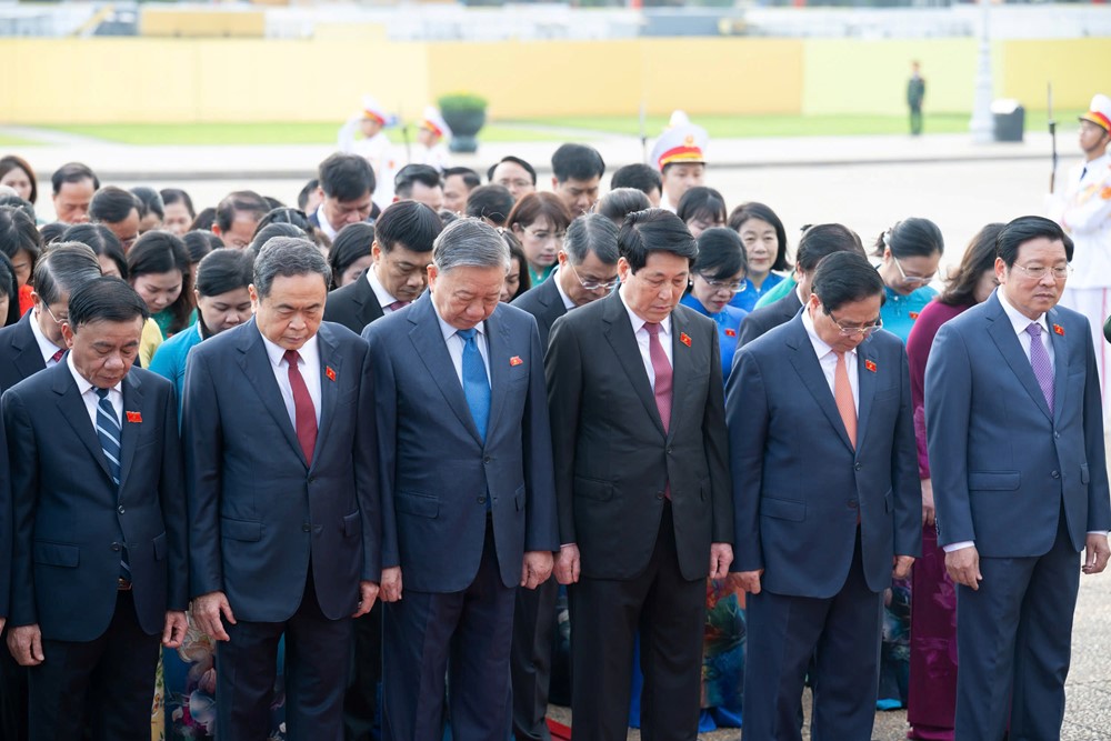 Các đại biểu Quốc hội vào Lăng viếng Chủ tịch Hồ Chí Minh trước Kỳ họp thứ 10, Quốc hội khóa XV - ảnh 2