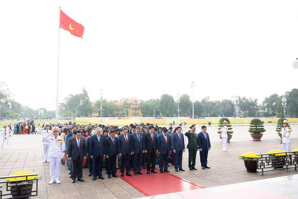 Các đại biểu Quốc hội vào Lăng viếng Chủ tịch Hồ Chí Minh trước Kỳ họp thứ 10, Quốc hội khóa XV - ảnh 3