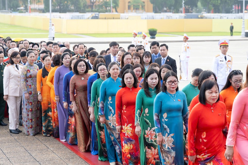 Các đại biểu Quốc hội vào Lăng viếng Chủ tịch Hồ Chí Minh trước Kỳ họp thứ 10, Quốc hội khóa XV - ảnh 7